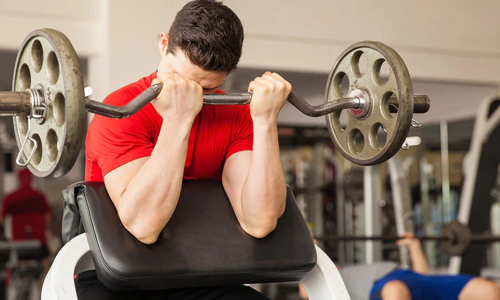 Cara Efektif Menggunakan Preacher Curl Bench untuk Latihan Biceps