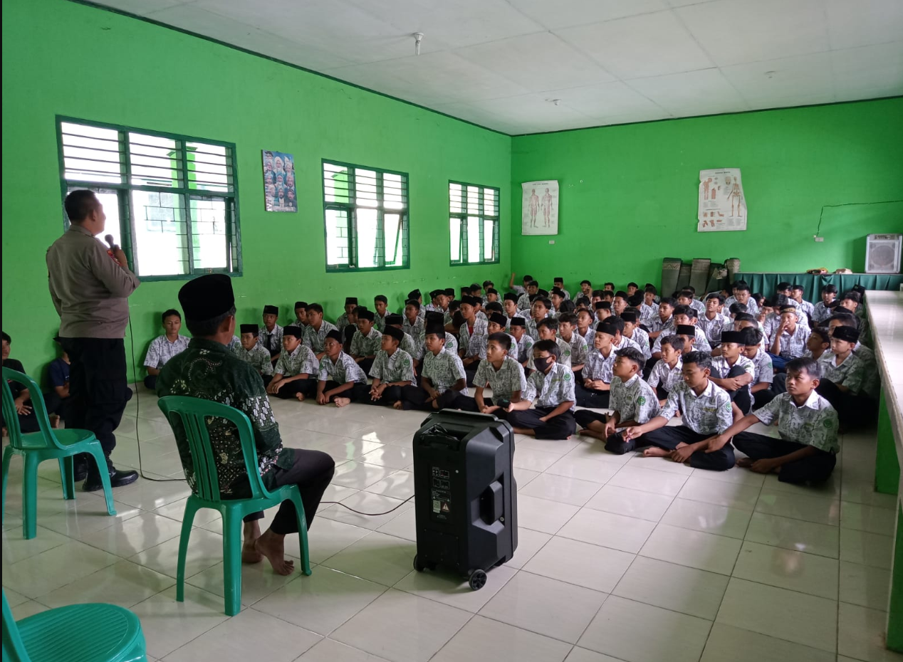 Edukasi Polisi di Sekolah: Upaya Cegah Kenakalan Remaja di Bandongan